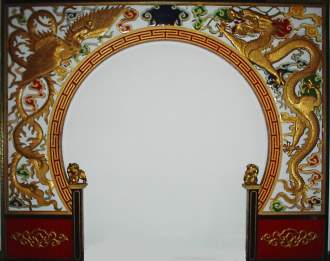 Geschnitzter T�rbogen mit Drache und Ph�nix