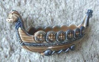 Drachenboot aus Porzellan